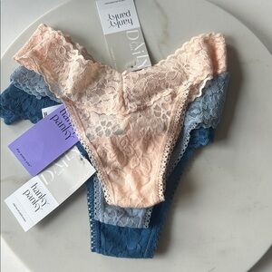 Hanky Panky Low Rise Thongs Daily Lace 3-Pack